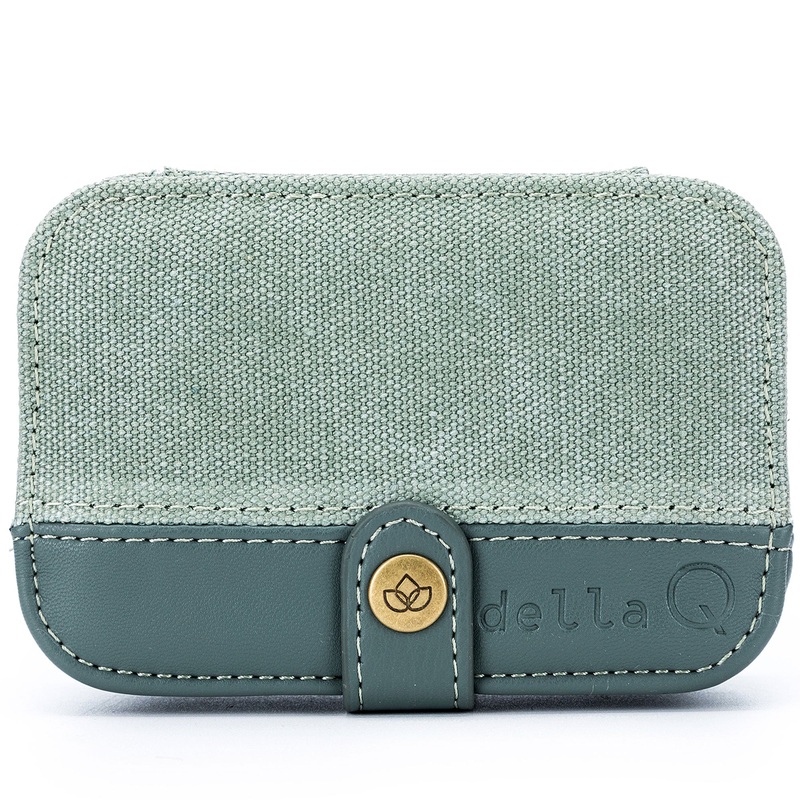 della Q Maker’s Buddy Case – Sage