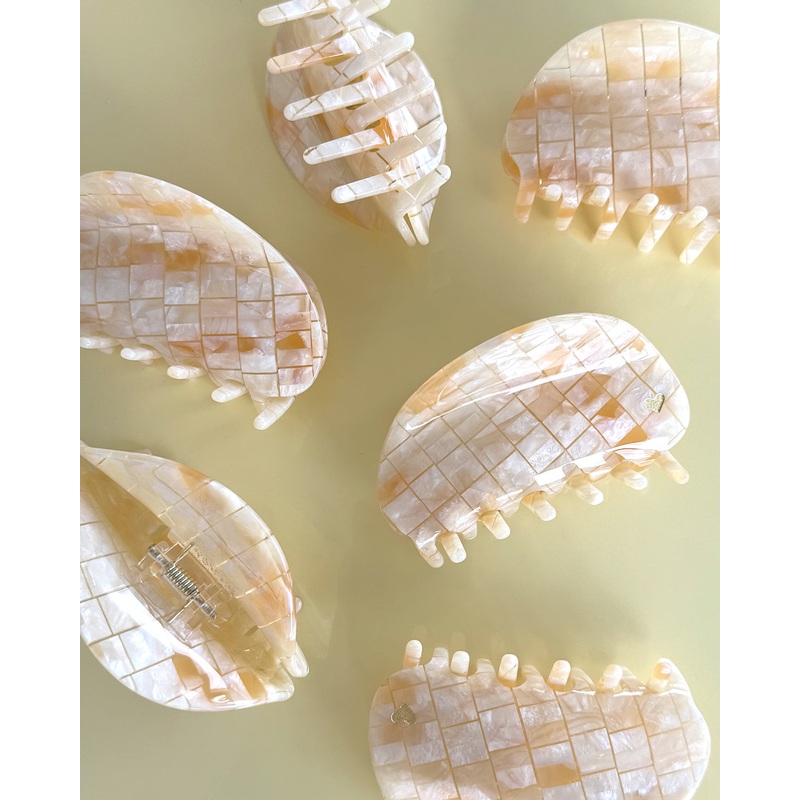 MARBLE HAIR CLAW MOTHER OF PEARL