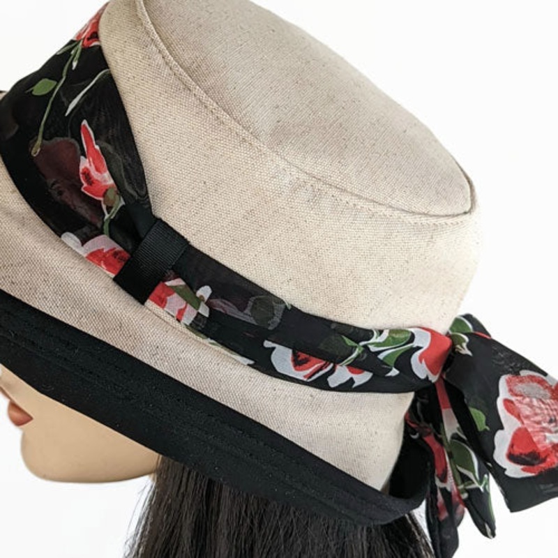 Add an extra scarf for your hat – black roses