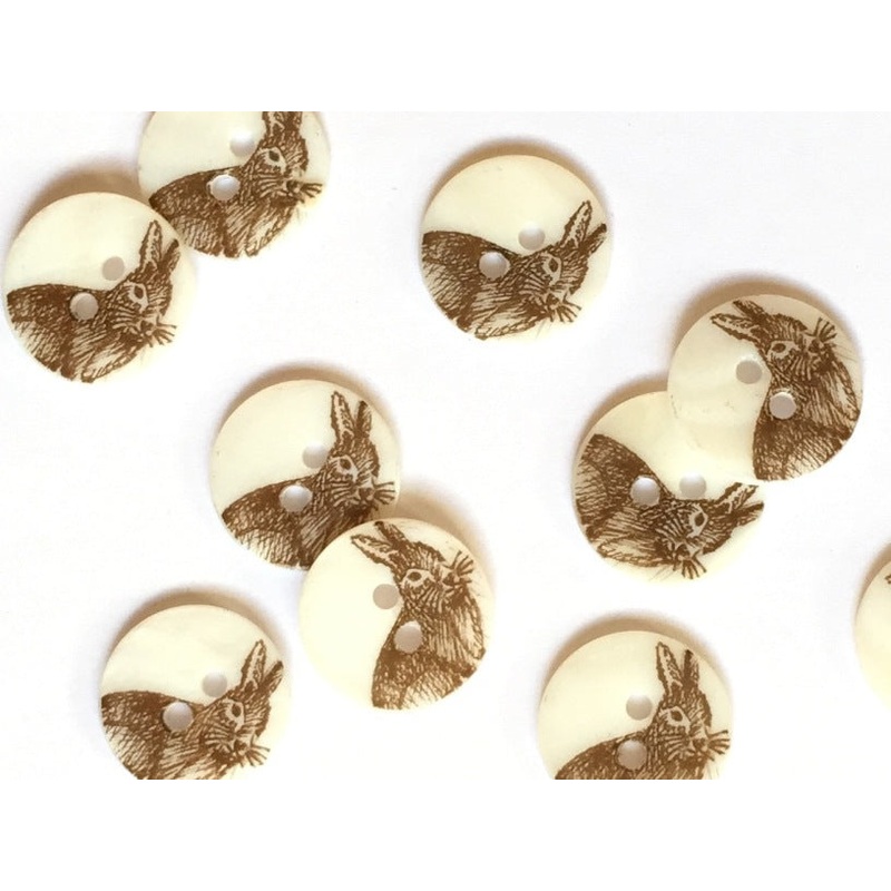 River Shell with Brown Rabbit 18mm