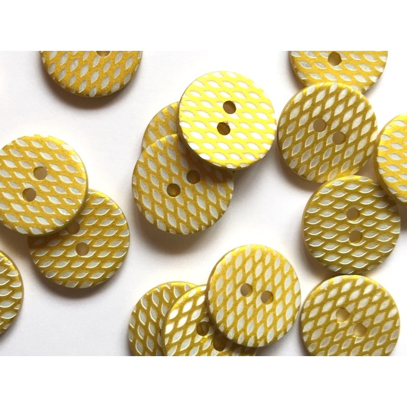 Slightly Metallic Yellow River Shell with Laser Pattern 18mm